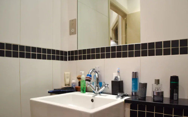 Pleasant, Intimate Flat With Backyard in Battersea