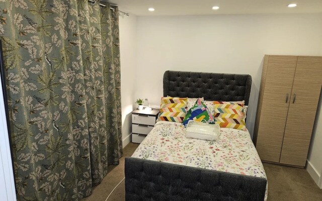 1 Bed Flat - Sleeps 2 - Parking - Garden