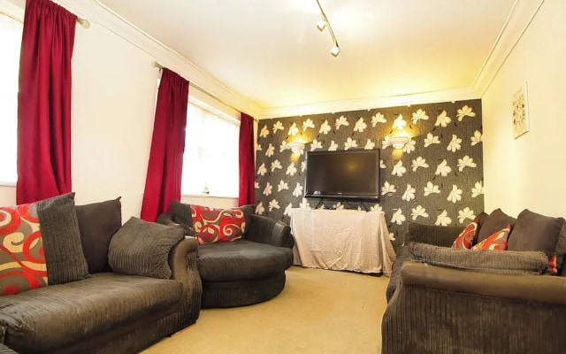 3 Bed Town House - Sleeps 5 - Ensuite - Off Street Parking - Pets Welcome - Wifi