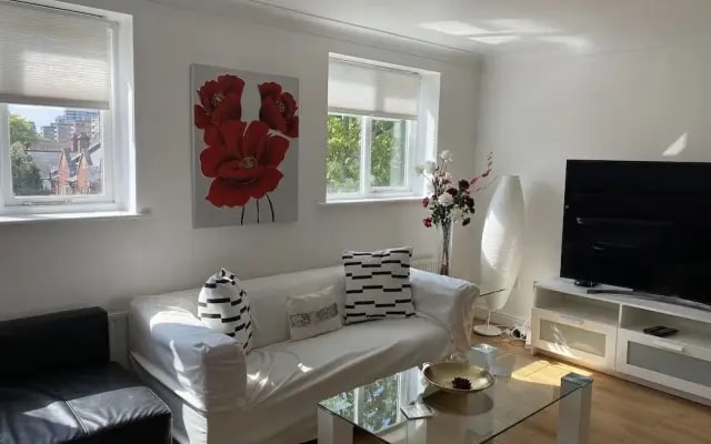 Riverside Townhouse with private Garden