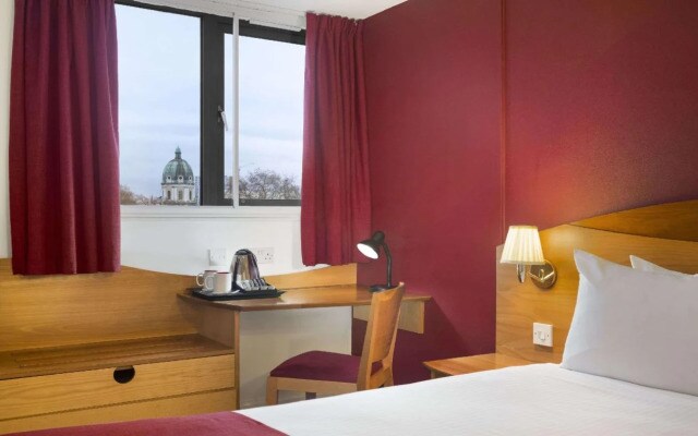 Waterloo Hub Hotel & Suites