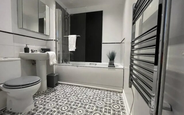 Modern Spacious Apartment in Private Grounds