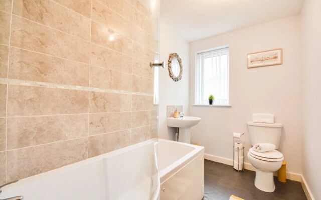 Cosy 2 Bedroom Apartment with Parking