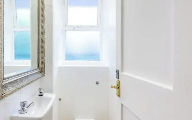 Cozy 2 bedroom flat- Heart of Victoria