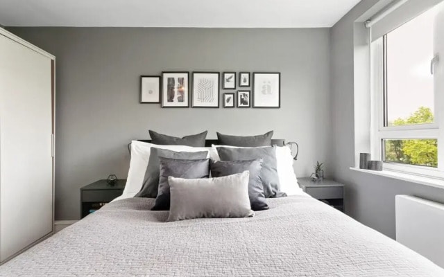 Lovely 2 Bed Apartment w Balcony nr River Thames