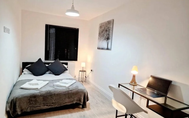 Deluxe 2 Bed Apartment in Uxbridge