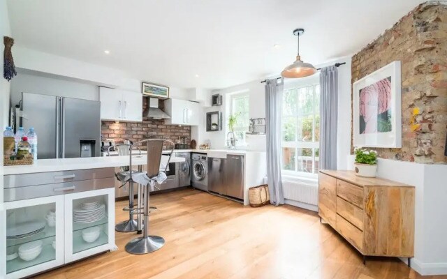 2BR Home in London W/terrace + Parking