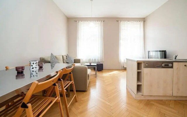 Cozy and sunny apartment in uptown