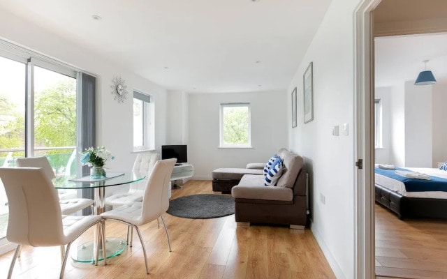 Skyvillion - Tower Point Enfield 1bed Wbalcony