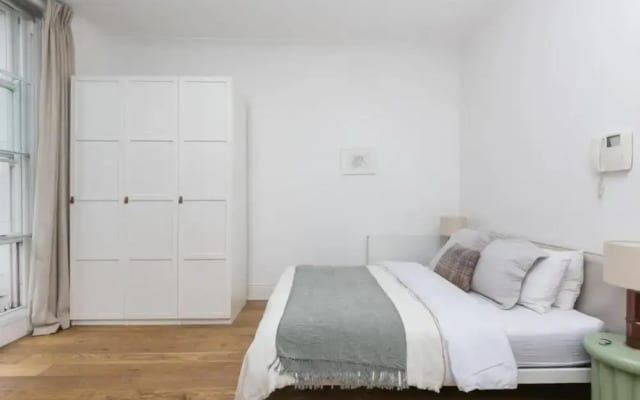 Light Filled Studio With View of Regents Park