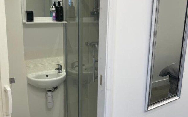 Beautiful 1-bed Studio in Uxbridge, London