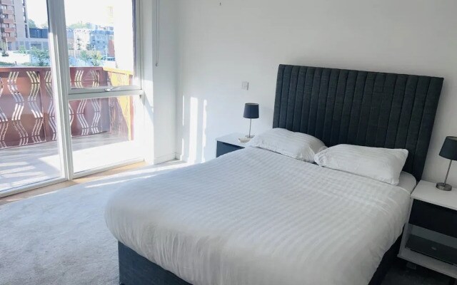Lovely 1-bedroom With Private Balcony Near Barking
