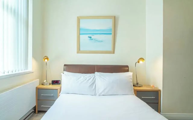 Stylish & Spacious Apartment With Private Balcony