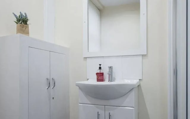 Cargo Cafe Apartments - Guest House