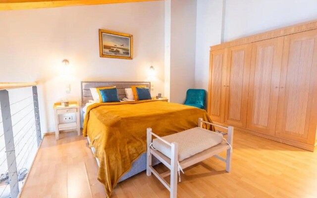 Daily Apartments - Split Level Apartment near Port