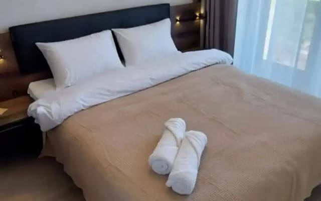 Kunigiskes Apt- Sleeps 4 - Pool & Hot Tub