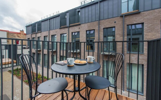 Newly Built, w-Balcony, easy Self check in, by Cohost