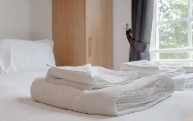 Large & Central 2BD Flat - Tower Hill