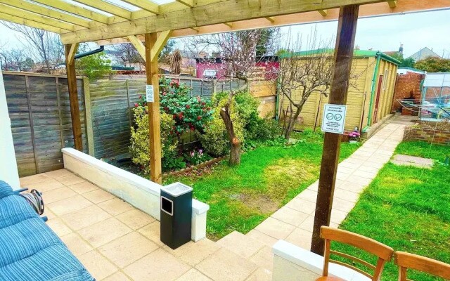 1 Bed Apartment - Sleeps 4 - Pets - Free Parking