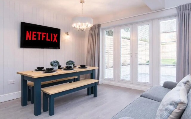 Enfield House - Charming, Modern and Light 4bed