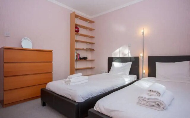 Sunny 2 Bedroom Flat in Islington