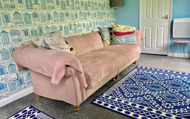 Large 3 bed Chalet -sleeps 6- dog Friendly- Garden