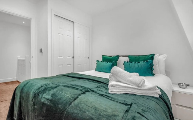 2 Bedroom Service Apt in Artillery Lane