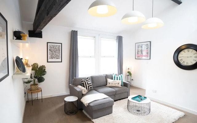 City View Three-bed Premier Apartment London