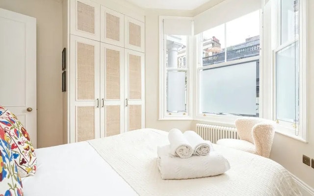 Elegant Flat Near Notting Hill by Underthedoormat