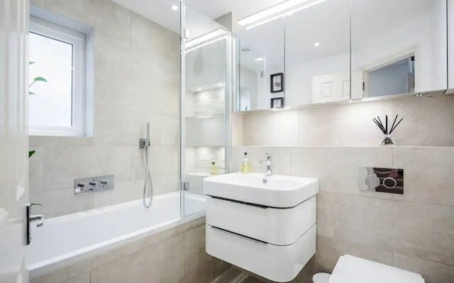 Light 2 Bedroom Flat With Roof Terrace