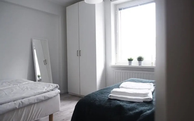 Spacious Downtown Apt with Balcony that Hosts 10