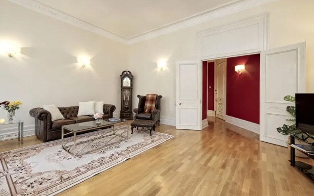 Historic Whitehall Flat in SW1 by Underthedoormat, London
