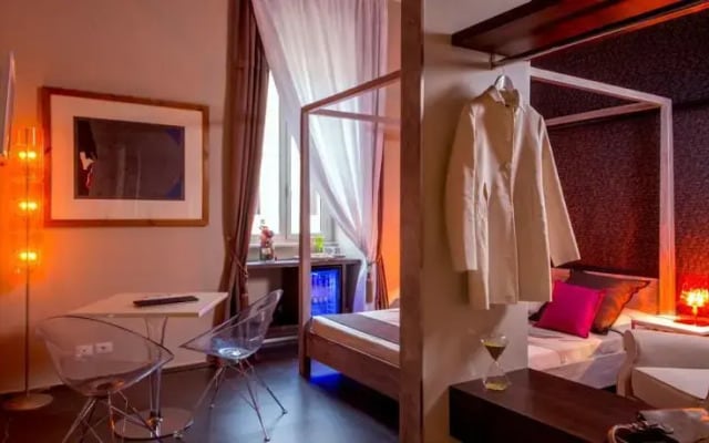 Frame Vatican Inn