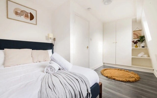 Contemporary 2 Bedroom Apartment in Shepherd's Bush