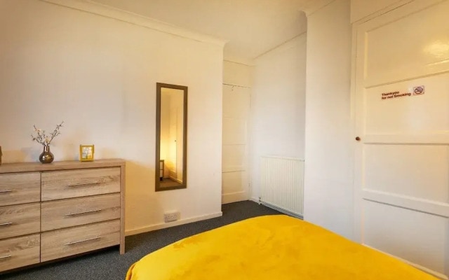 3-beds, Sleeps 5, w/ Parking, 10 Mins From Centre