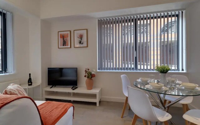 Apartment Sleeps 2 With Free Parking
