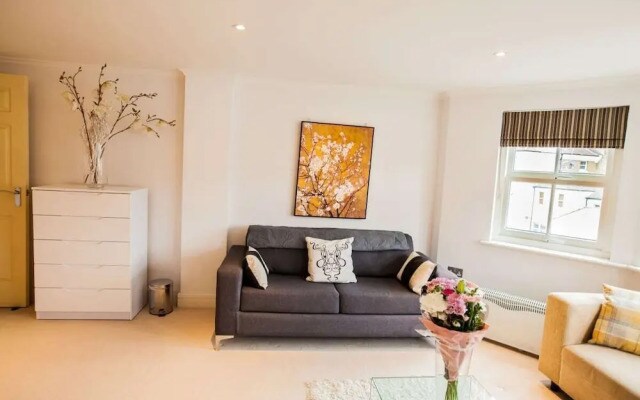1bed Sleeps 4 in West Kensington 7mins to Tube