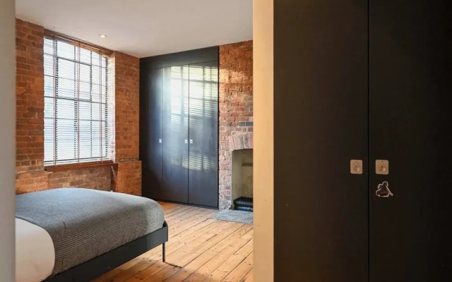Characterful Double Bedroom in a Converted Warehouse Shoreditch