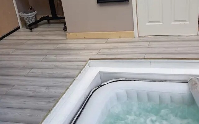 Stunning 1-bed Cabin in Bromley With hot tub