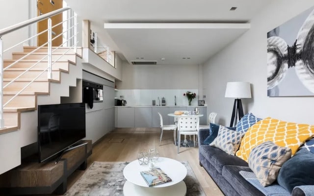 Central and Modern Split Level 2BR Covent Garden Apt