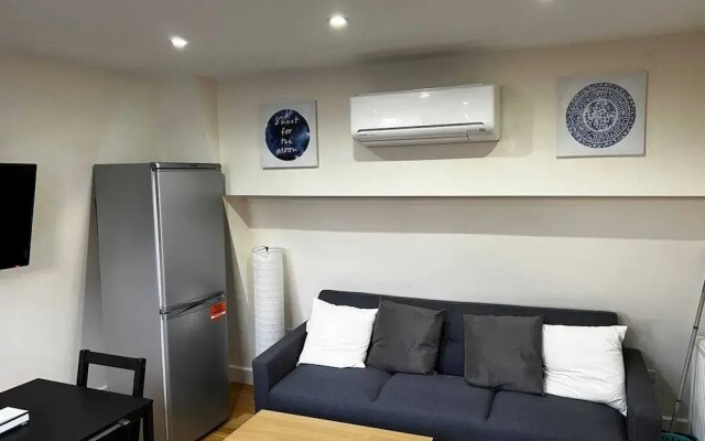 Cosy 3 Bedroom Apartment Next to the Emirates
