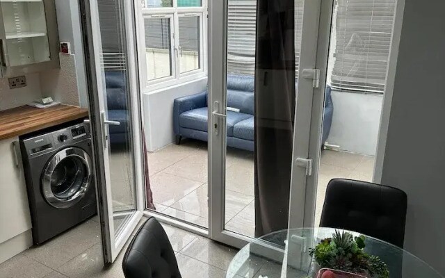 Cozy Manchester House - Stay With Host Onsite