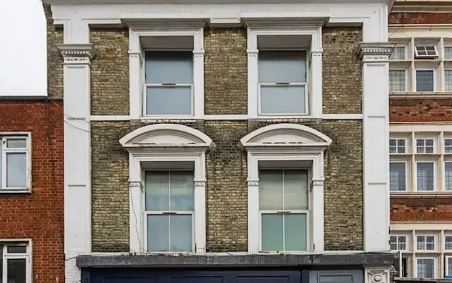 Private Homely Bedroom in Kensington R2