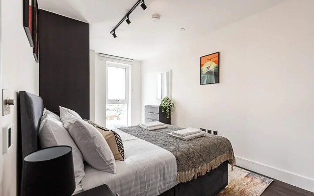 Chic and Sleek Sky-high Apartment