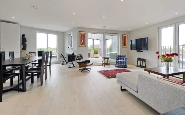 Fabulous 2-bed Penthouse, Wimbledon