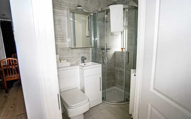 Modern 4-Bedroom Home with Free Parking