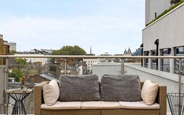 Penthouse With Views Across London