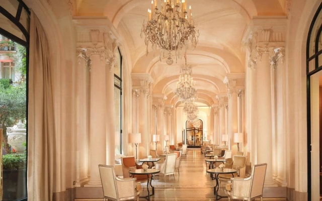 Отель Plaza Athenee