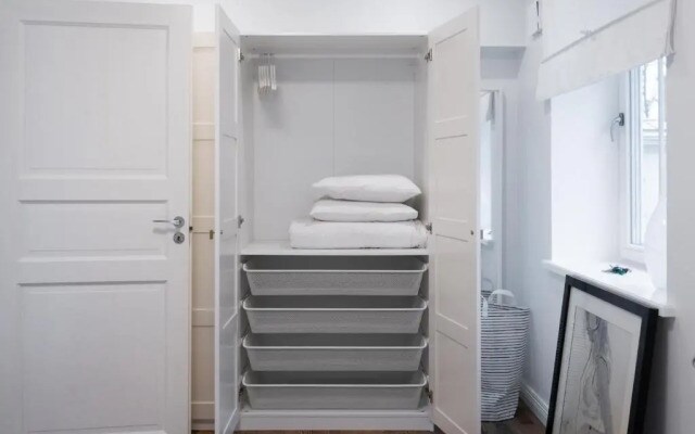 New 1BR in superb location. Free parking & WIFI