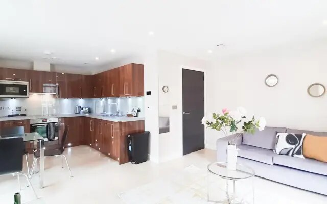 Luxurious Two Bed Two Bath with Balcony in Angel